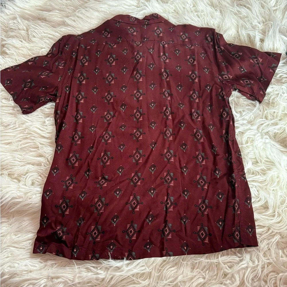 Pull&Bear Maroon Aztec Geometric Print Short Sleeve Button-Down Shirt Medium - Picture 5 of 5